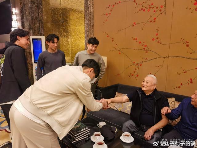 2025 年 5 月 11 日提前庆生，年维泗感动落泪，足球传承暖人心