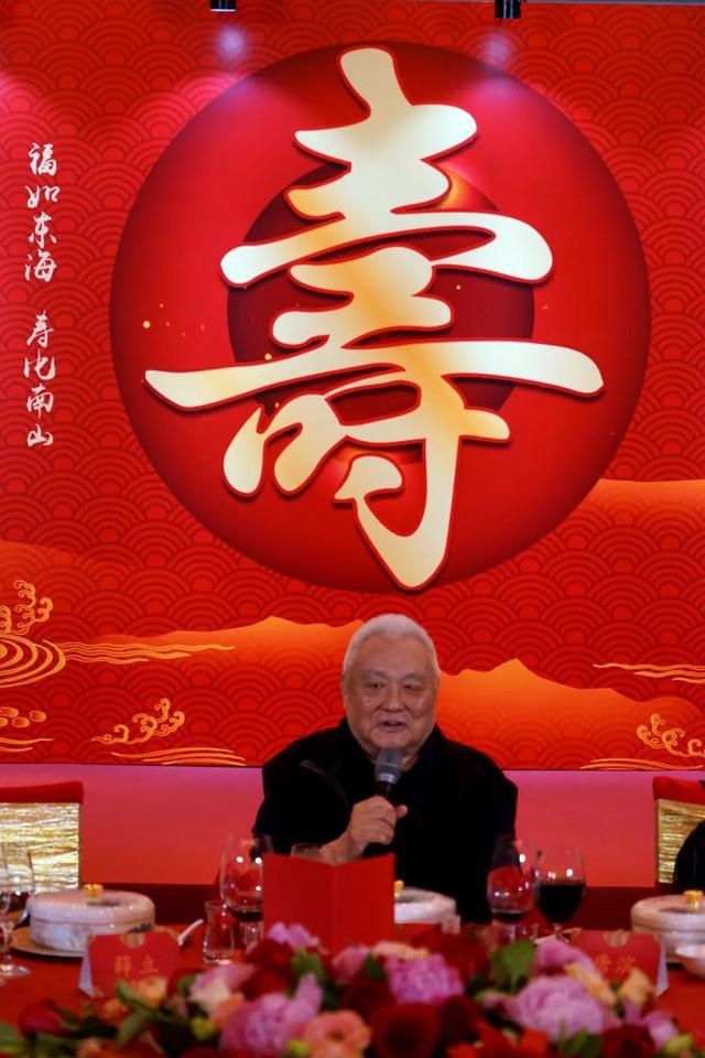 2025 年 5 月 11 日提前庆生，年维泗感动落泪，足球传承暖人心