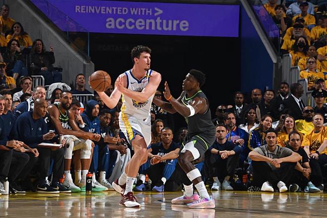 NBA西部半决赛森林狼再胜勇士 系列赛2-1领先且替补新秀表现糟糕
