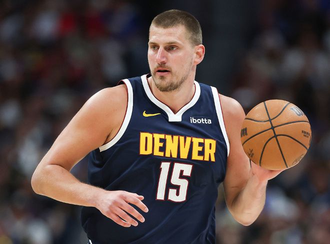 NBA季后赛：掘金队戈登压哨绝杀快船队，约基奇关键三分未果
