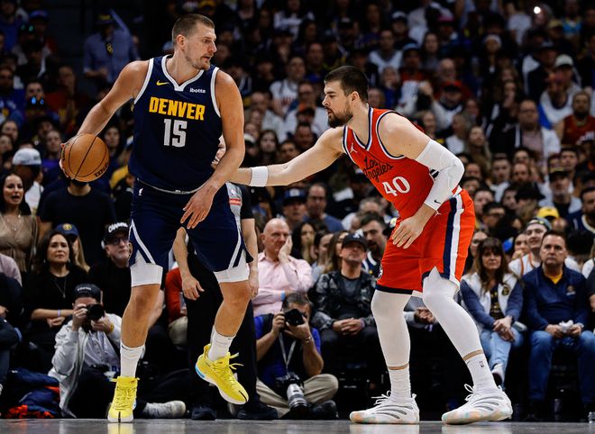 NBA季后赛：掘金队戈登压哨绝杀快船队，约基奇关键三分未果